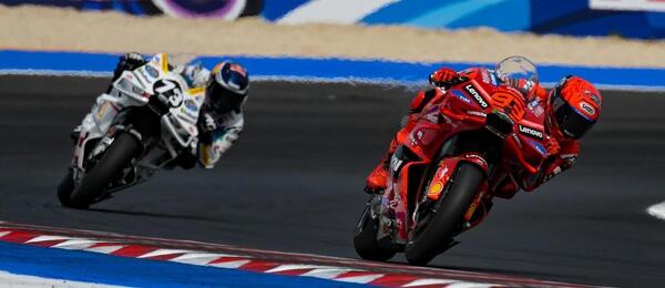 Marc Márquez na vedoucí pozici při Velké ceně San Marina MotoGP 2025