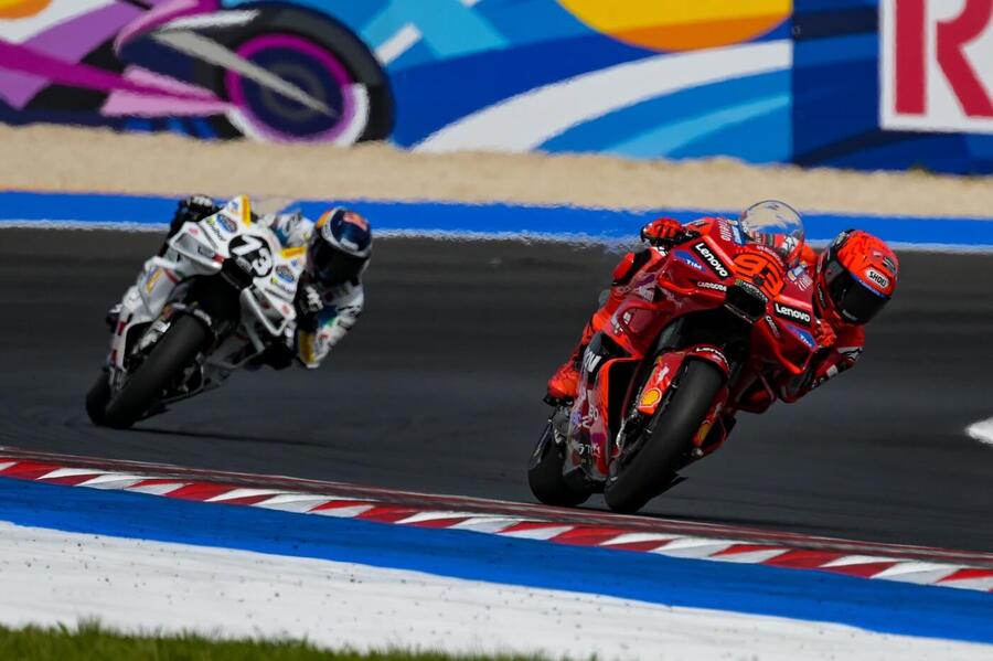 Marc Márquez na vedoucí pozici při Velké ceně San Marina MotoGP 2025