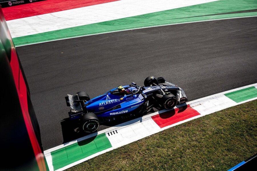 Pilot Williamsu Carlos Sainz při závodě Formule 1