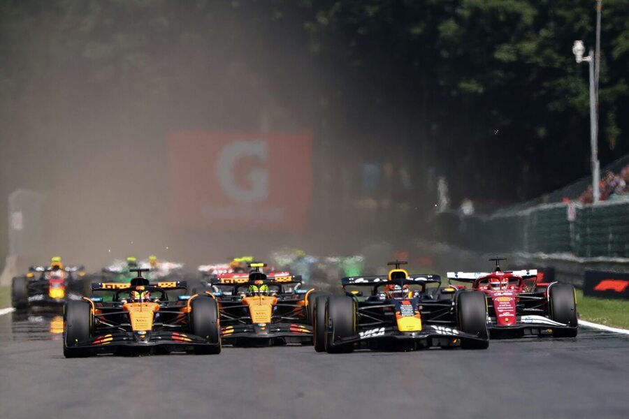 Vozy Formule 1 při sprintovém závodu
