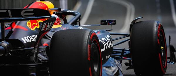 Max Verstappen na trati v ázerbájdžánském Baku
