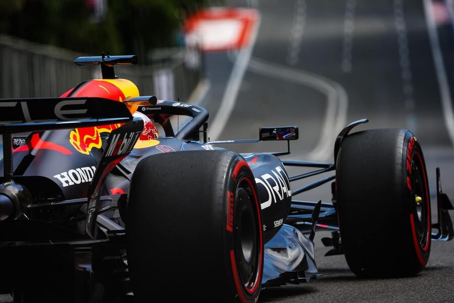Max Verstappen na trati v ázerbájdžánském Baku