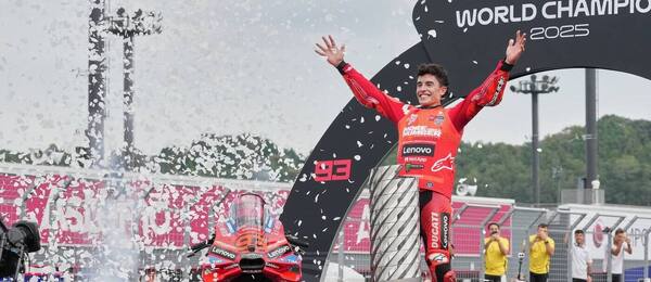 Marc Márquez se raduje ze zisku trofeje pro mistra světa MotoGP 2025