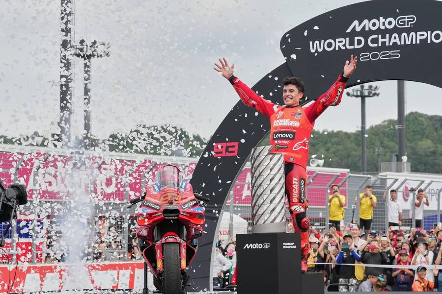 Marc Márquez se raduje ze zisku trofeje pro mistra světa MotoGP 2025