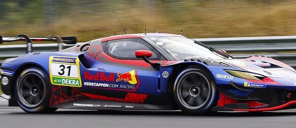 Max Verstappen ovládl závod na Nordschleife. Týden v F1