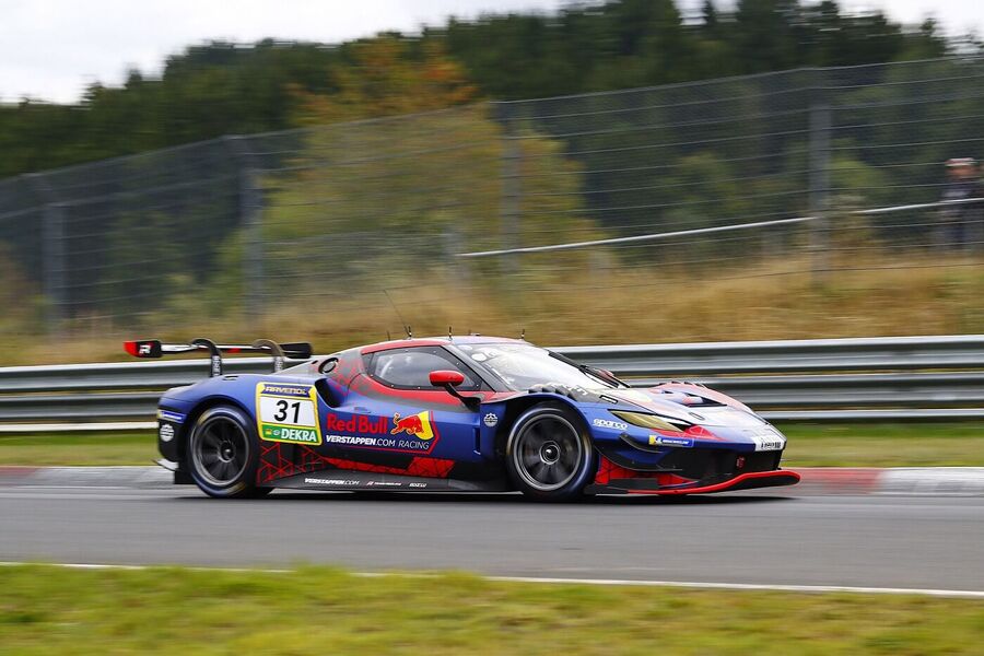 Max Verstappen ovládl závod na Nordschleife. Týden v F1