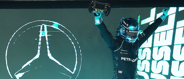 George Russell slaví vítězství na VC Singapuru F1 2025