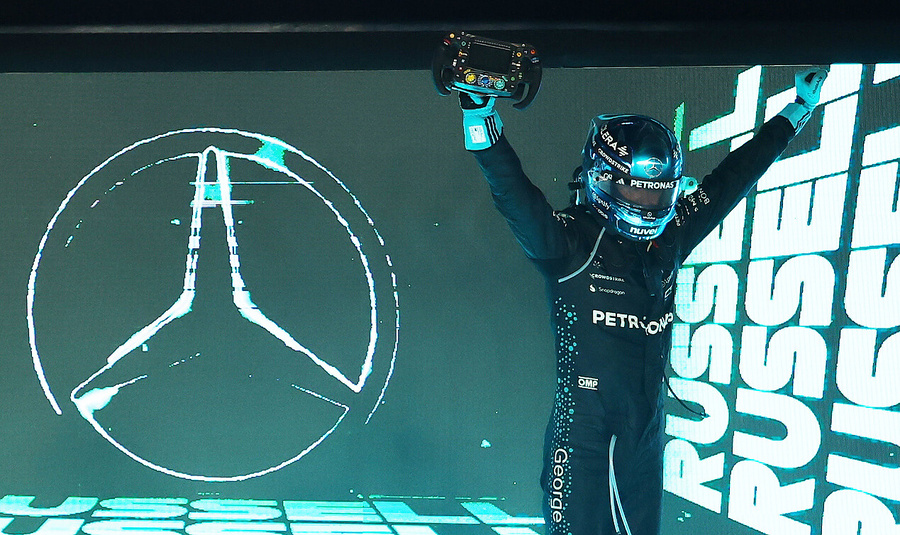 George Russell slaví vítězství na VC Singapuru F1 2025