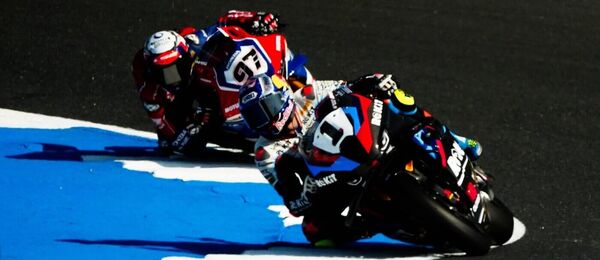 Toprak Razgatlioglu stíhaný Xavim Viergem na okruhu v portugalském Estorilu