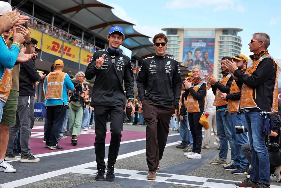 George Russell a Kimi Antonelli budou v Mercedesu i v následujícím ročníku