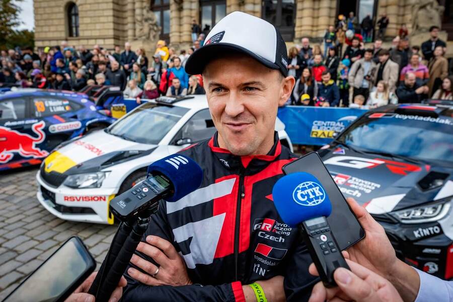 Filip Mareš poskytuje rozhovor před startem Central European Rally 2025