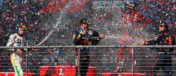 Max Verstappen (uprostřed) slaví na stupních vítězů po Velké ceně USA 2025