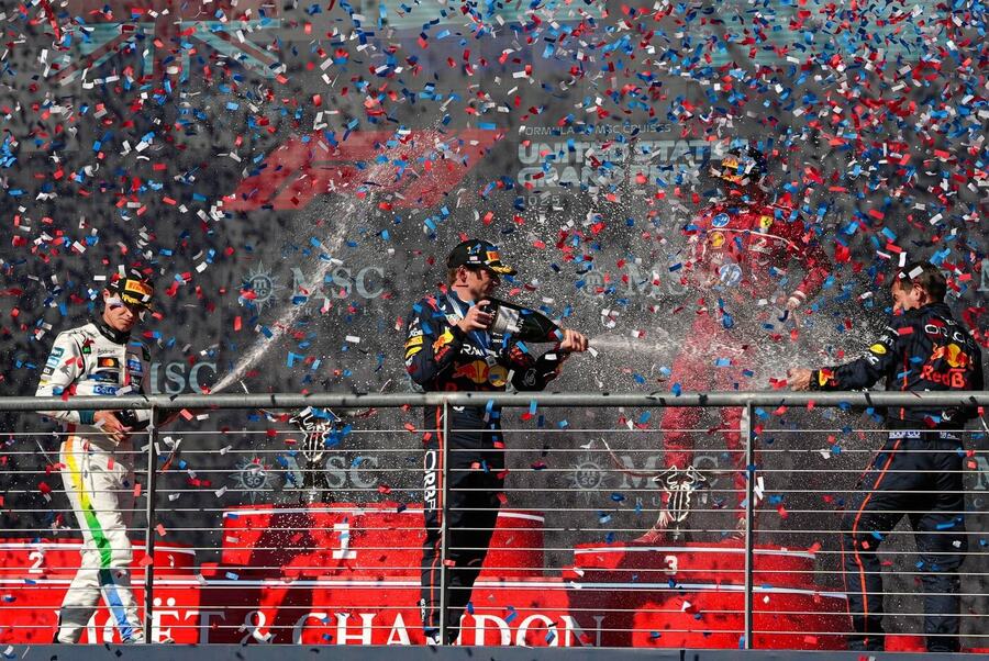 Max Verstappen (uprostřed) slaví na stupních vítězů po Velké ceně USA 2025