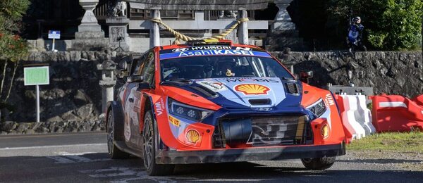 Elitní závodník Thierry Neuville na trati Japonské rally 2024 Elitní závodník Thierry Neuville na trati Japonské rally 2024