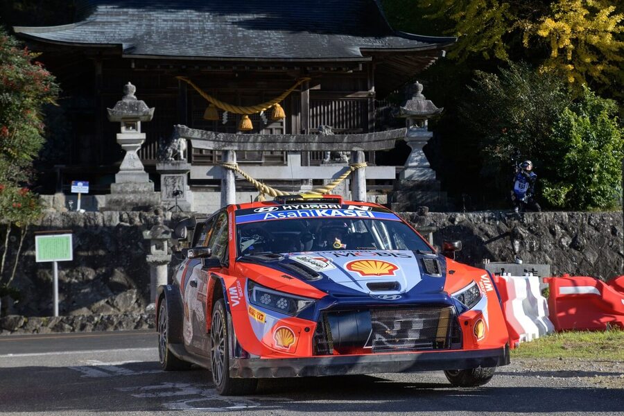 Elitní závodník Thierry Neuville na trati Japonské rally 2024 Elitní závodník Thierry Neuville na trati Japonské rally 2024