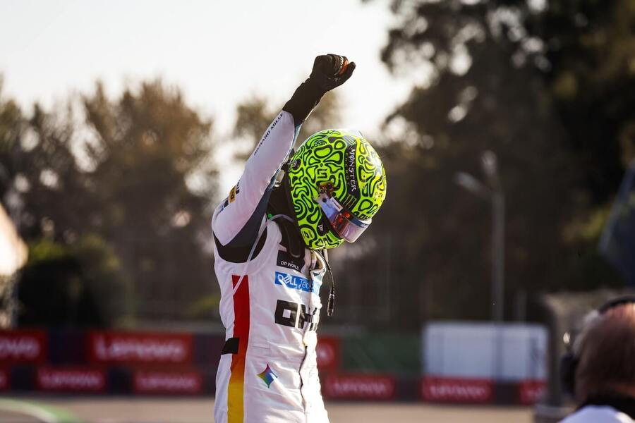 Lando Norris se raduje z vítězství po Velké ceně Mexika F1 2025