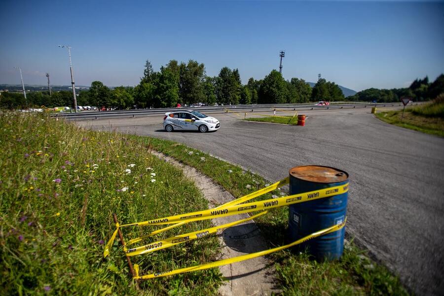 Ilustrační foto z rally, snímek z Valašské rally v roce 2020, který se jezdí v blízkosti Rally Fulnek
