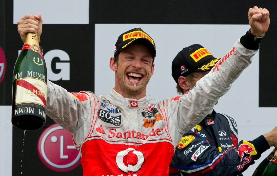 Jenson Button stál ve své kariéře patnáctkrát na elitním pódiovém stupínku. Připomeňme si jeho nejlepší závody v F1