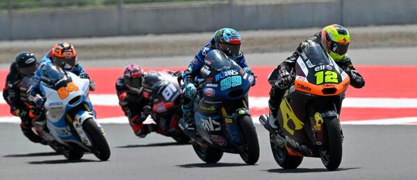 Filip Salač s číslem 12 při závodě Moto2