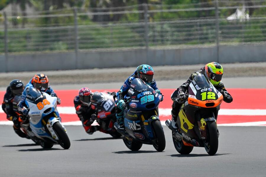 Filip Salač s číslem 12 při závodě Moto2