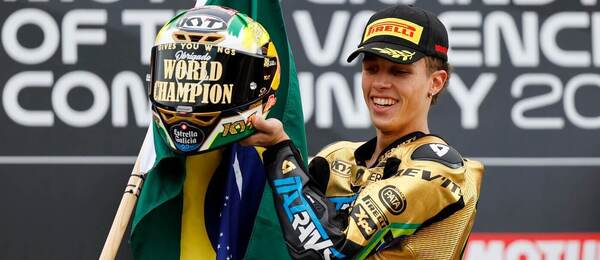 Diogo Moreira se raduje z titulu mistra světa Moto2 2025