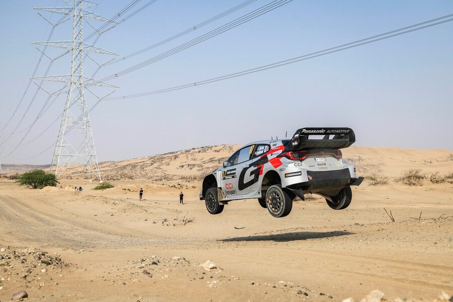 Mistrem světa v rally v sezoně 2025 se stává Sébastien Ogier (fotka z Rally Saudia Arabia 2025)