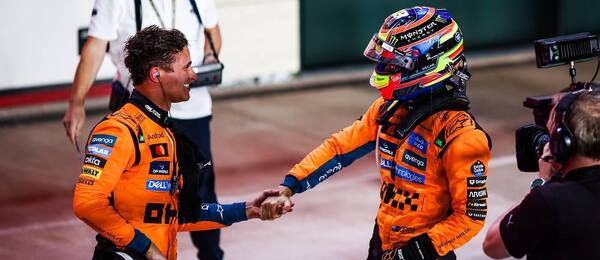 Dobrá nálada v McLarenu, Lando Norris gratuluje Oscaru Piastrimu k výhře v katarském sprintu