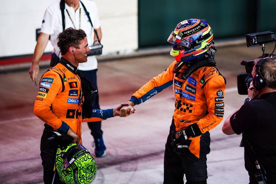 Dobrá nálada v McLarenu, Lando Norris gratuluje Oscaru Piastrimu k výhře v katarském sprintu