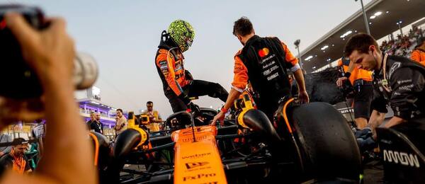 Lando Norris nasedá v Kataru do monopostu Formule 1