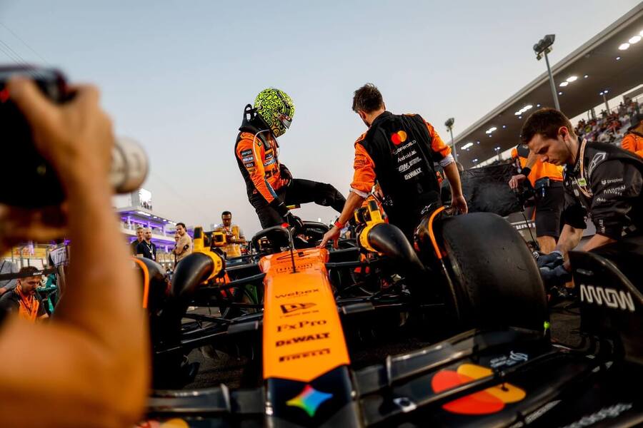 Lando Norris nasedá v Kataru do monopostu Formule 1