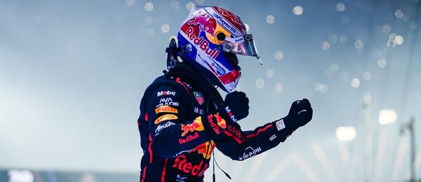 Max Verstappen se raduje po vítězství ve Velké ceně Kataru 2025