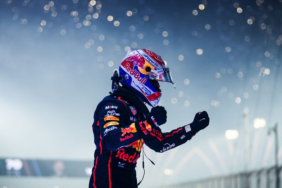 Max Verstappen se raduje po vítězství ve Velké ceně Kataru 2025