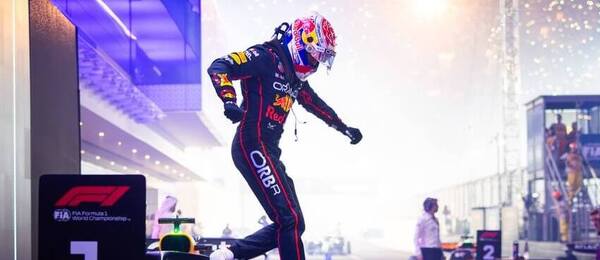 Verstappen díky chybné strategii McLarenů zapsal další vítězství. O titulu se tak bude rozhodovat až v Abú Dhabí