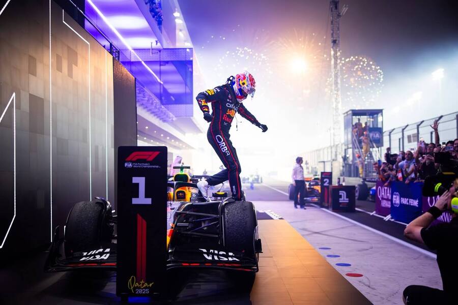 Verstappen díky chybné strategii McLarenů zapsal další vítězství. O titulu se tak bude rozhodovat až v Abú Dhabí