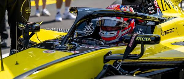 Český jezdec Formule 2 Roman Staněk ve svém monopostu