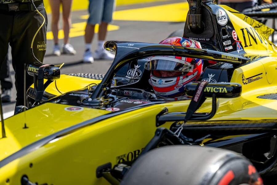 Český jezdec Formule 2 Roman Staněk ve svém monopostu