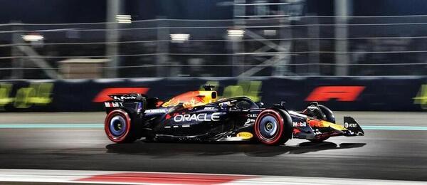 Max Verstappen odstartuje do posledního závodu sezóny z pole position. Za ním oba McLareny