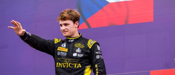 Roman Staněk na stupních vítězů ve Formuli 2