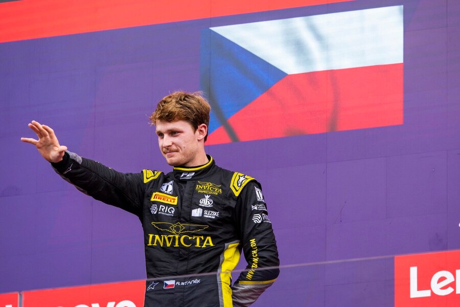 Roman Staněk na stupních vítězů ve Formuli 2
